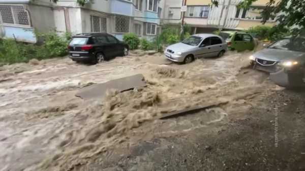 Улицы превратились в реки: такого наводнения не было 100 лет