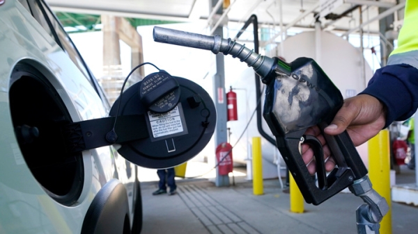 Средняя цена бензина в США впервые превысила 5 долларов